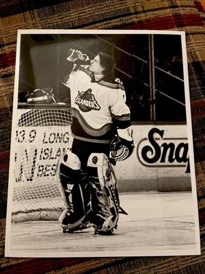 I995-96 ERIC FUCHAUD PHOTO NHL HOCKEY TYPE 1 NEW YORK ISLANDERS GOALIE AHL QMJHL - Image 1 of 4