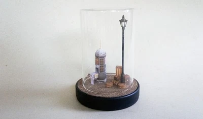 Quiosco de papel hecho GARRET y baúles antiguos L.Vuitton en cúpula de cristal con luz Foto 1 de 4