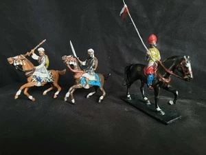 Three RARE Lead Soldiers. Men On Horse Back.  Middle Eastern. Military. Vintage - Foto 1 di 15