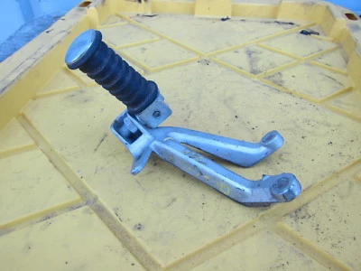 Clavija de pasajero trasera izquierda original Suzuki GSXR750W 1996 EQUIVOCADA Foto 1 de 4