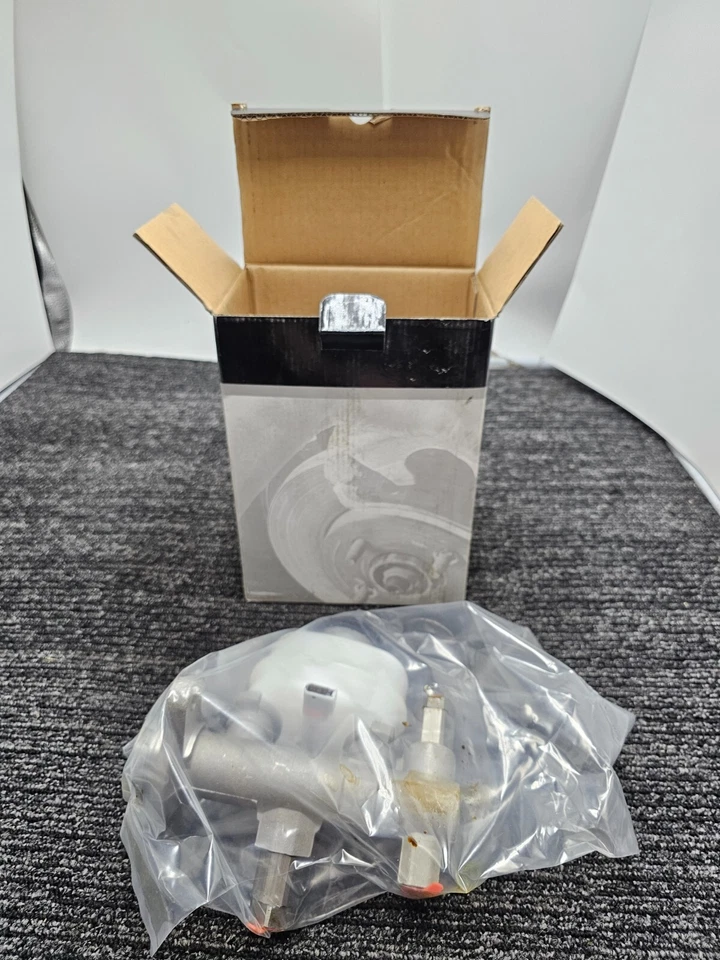Cilindro maestro de freno Wearever Carquest MCA390317 para Nissan Sentra 200SX Foto 1 de 4