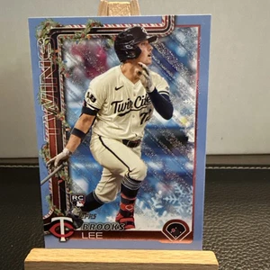 2025 Topps Holiday Brooks Lee #H13 Light Blue Glitter RC Twins - Bild 1 von 2