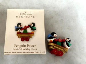 Ornamento miniatura Penguin Power Train Hallmark Keepsake 2011 con caja - Imagen 1 de 4