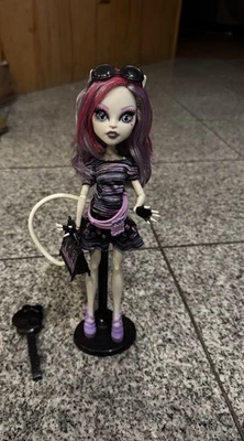 Monster High Scaris City of Frights Catrine DeMew con soporte, gafas, cartera Foto 1 de 4