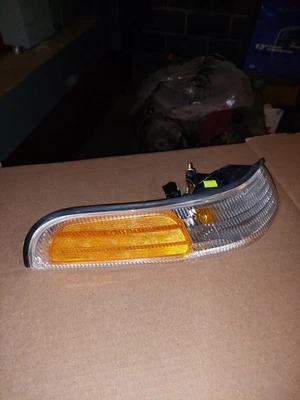 1992-1997 FORD CROWN VICTORIA ПРАВАЯ СТОРОНА ПЕРЕДНИЙ СИГНАЛЬНЫЙ ФОНАРЬ В СБОРЕ НОВЫЙ ИЗ СТАРЫХ ЗАПАСОВ - Изображение 1 из 4