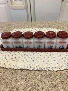 Vintage Atlas Milchglas Set 6 Taube Holländische Gewürzgläser Rot Metall Gestell Küche Landhaus - Bild 1 von 23