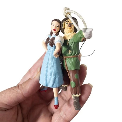 Ornamento de recuerdo de sello del Mago de Oz Dorothy y el Espantapájaros 2002 Foto 1 de 4