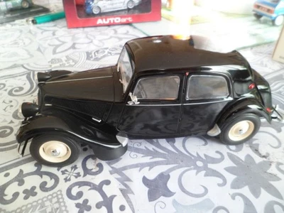 Citroen Traction 11BL - 1/24 - Photo 1/4