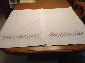 Vintage bestickte Kissenbezüge 2er Set Blumenmuster in Rosa, Blau, Lila etc. - Bild 1 von 12