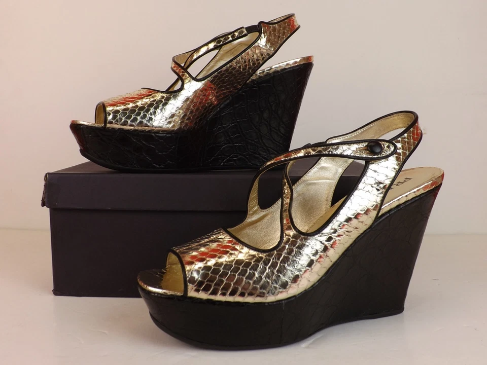 PRADA 1K7394 LITE GOLD SNAKE PRINT LEATHER BLACK WEDGE PLATFORM SANDALS 40