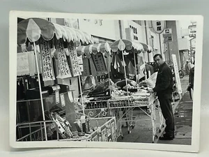De colección Años 60 Foto Hombre Compras Japón Mercado Callejero Vendedores - Imagen 1 de 3