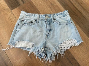 WE THE FREE Raw Hem Distressed Lace Blue Jean Light Wash Shorts Women's Size 24 - Picture 1 of 5
