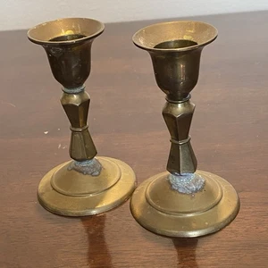 "Par de candelabros vintage de latón macizo de 4"" - estilo colonial clásico como se encuentra" - Imagen 1 de 5