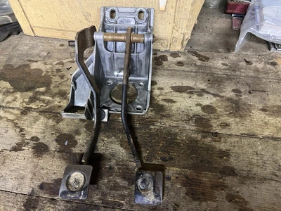 1995-2007 FORD RANGER CLUTCH PEDAL ASSEMBLY No Pads On Pedals OEM 1995-2007 - image 1 of 4