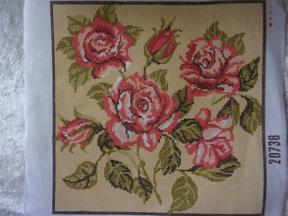 N° 20738 CANEVAS A FAIRE DES ROSES  37 cm x 37 cm sans fil et sans aiguille - Photo 1/2