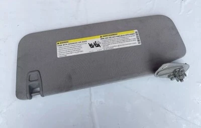 正品 2014 - 2018 雪佛兰索罗德 1500 乘客右遮阳板 原始设备制造商 — 第 1/4 张图片