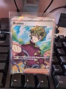 Brassius Trainer 135/131 Prismatic Evolutions Ultra Rare - Bild 1 von 2