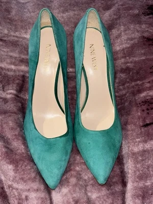 Tacón de salón Nine West para mujer de gamuza de lino con punta cercana para gatito 7B azul verdoso Foto 1 de 4