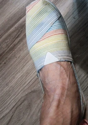 Zapatos sin cordones Bobs de felpa talla 8 de Skechers de espuma viscoelástica para mujer rayas de verano usados en excelente estado Foto 1 de 4