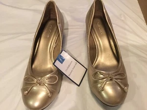 NEU! Croft&Barrows DAMEN-FLATS MIT KEILABSATZ GRÖSSE 7 1/2 MEMORYFOAM-ETIKETT BEFESTIGT, GOLDENE SCHLEIFE - Bild 1 von 5