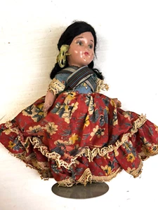 Muñeca étnica hispana vintage 9" piel oscura pelo negro vestido rojo pierna faltante - Imagen 1 de 8