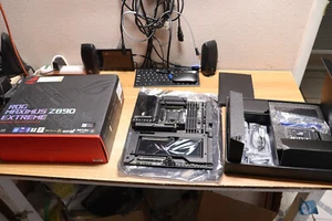 ASUS ROG MAXIMUS Z890 EXTREME Intel Z890 LGA 1851 E-ATX motherboard 2 - Afbeelding 1 van 11