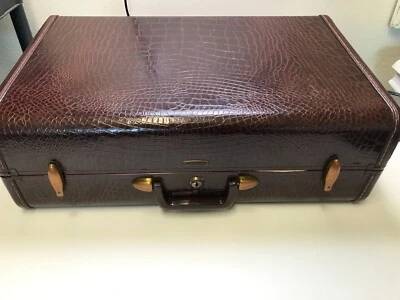 Vintage Samsonite Hard Suitcase 4121 Brown Faux Alligator 21 x 13 Luggage - Image 1 of 4