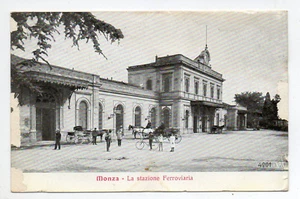 MONZA CARTOLINA LA STAZIONE FERROVIARIA ANIMATA VIAGGIATA 1913 - Foto 1 di 2