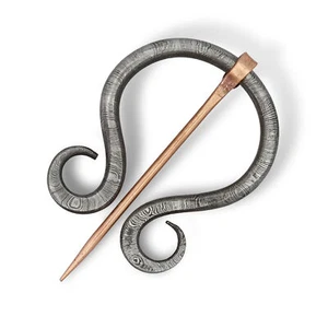 ACCESSORIO SPILLA MEDIEVALE UNISEX FORGIATO A MANO FUNZIONALE DAMASCO CON SPILLA OTTONE. - Foto 1 di 12