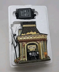 Department 56 Grimsly’s Garage Snow Village Halloween #56.54706 **LESEN** - Bild 1 von 16
