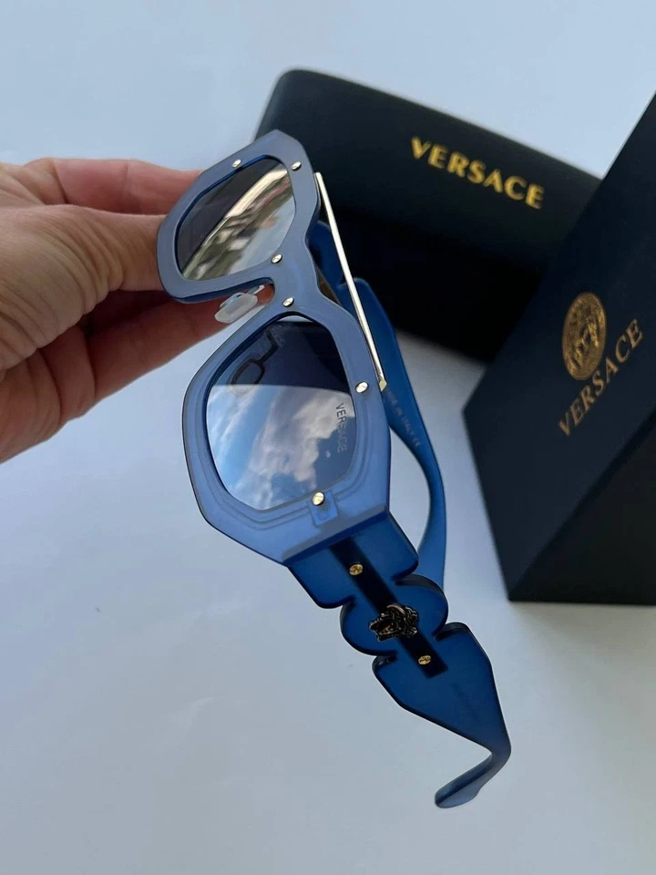 Gafas de sol de moda Versace con montura azul Medusa Foto 1 de 4