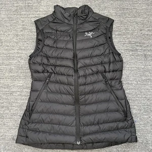 Arcteryx gefütterte Weste Damen klein schwarz Daunen durchgehender Reißverschluss Outdoor KIRKLAND ELLIS LOGO - Bild 1 von 13