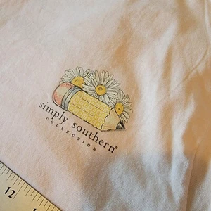 NUEVO CON ETIQUETAS Camiseta Simply Southern Manga Larga Pequeño Maestro, Love Peace Teach T31 - Imagen 1 de 7