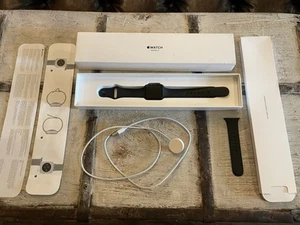 Apple Watch Series 3 38mm Space Gray Aluminum Black Band - Zdjęcie 1 z 3