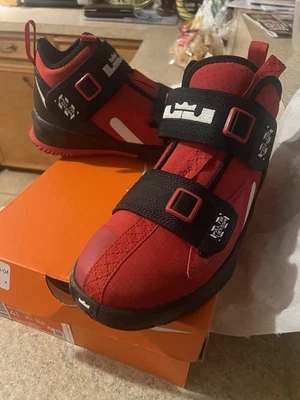耐克 LeBron Soldier 13 鞋 4.5y 原装盒红色和黑色 — 第 1/3 张图片