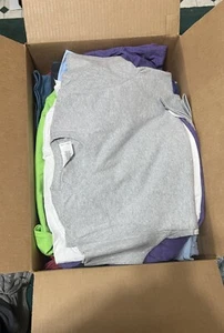 Schachtel mit 75 verschiedenen 100 % Baumwolle T-Shirts - gemischte Farben & Größen - Großhandel - Bild 1 von 1