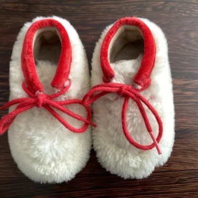 Botas de bebé Ugg blancas de piel de oveja para bebé talla 4/5 de EE. UU. cordones rojos ribete de terciopelo Foto 1 de 4