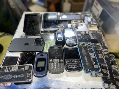 Broken Or Outdated Cell Phone Lot - 25 iPhone Samsung Blackberry Parts - Image 1 of 4