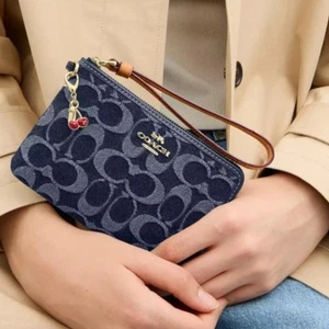 Muñequera Coach con cremallera en esquina nueva con etiquetas en denim exclusivo - Imagen 1 de 8