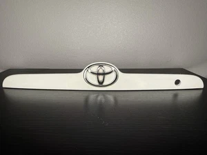 2003 - 2008 Toyota Corolla  Rear Trunk Lid Garnish Molding Trim w/ Emblem White - Bild 1 von 11