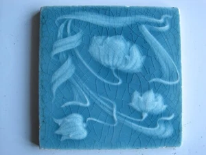 ANTIQUE 6" MOULDED MAJOLICA ART NOUVEAU TILE - H.& R. JOHNSON C1901-12 - Picture 1 of 2