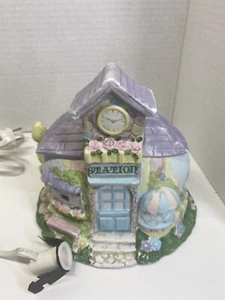 Ostern Bahnhof Keramik beleuchtetes Dorfhaus 5 Zoll x6 Zoll - Bild 1 von 11