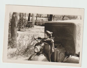 Foto Yuong hombre conduciendo un scooter industria de motocicletas soviéticas inusual de colección - Imagen 1 de 2