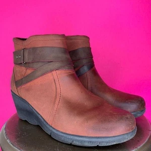 New Balance Cobb Hill Revhex Red Leather Wrap Strap Wedge Heel Ankle Boot Sz 9.5 - Picture 1 of 8