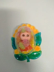 Vintage Mattel Kiddles Medaillon Pin Schmuck Mini Puppe Kiddle 60er Jahre - Bild 1 von 6