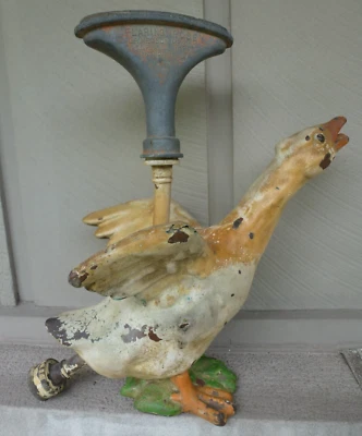 Antiguo rociador de agua de jardín de ganso revestido de cobre con figura escultura pintada Foto 1 de 4