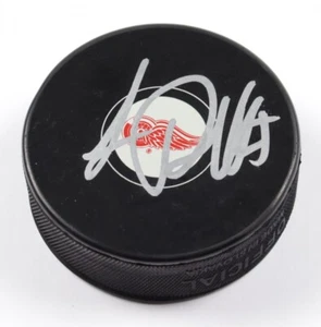 Luc Robitaille Signed Red Wings Logo Hockey Puck (PSA COA) - A - Picture 1 of 2