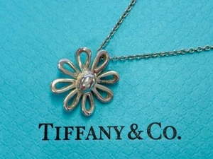 TIFFANY & Co. Paloma Picasso Daisy Flower Pendant Necklace Silver 925 Fast Ship - Picture 1 of 10