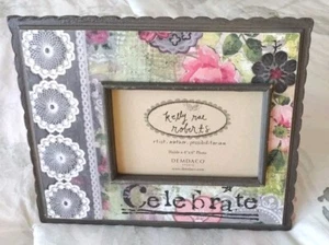 Cornice portafoto Demdaco Kelly Rae Roberts stand up contiene 3,5" x 3,5" festeggia  - Foto 1 di 7
