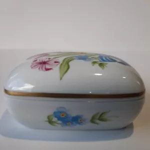Caja baratija flores pintada a mano Boglar Hungría de colección forma rectangular numerada en V - Imagen 1 de 6